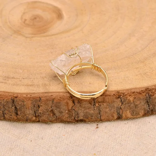Vista 4 de Anillo envuelto en alambre de piedra áspera de cristal de cuarzo blanco natural, tono de oro amarillo