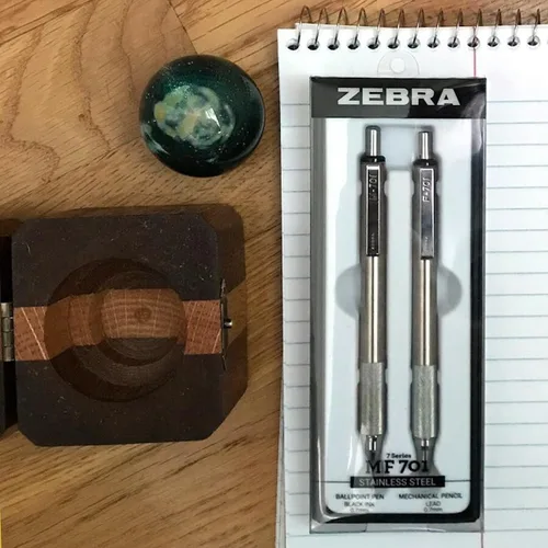 Vista 5 de Zebra Pen M/F 701 - Juego de lápices mecánicos y bolígrafos de acero inoxidable, punta fina, plomo HB y tinta negra, ideal para uso táctico, juego