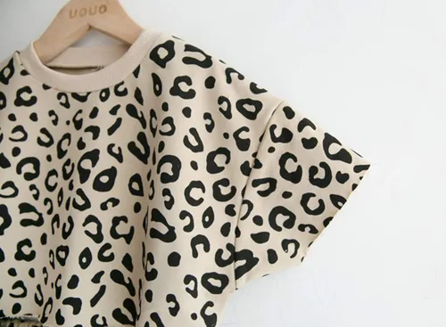 Vista 5 de Conjunto de ropa de verano con estampado de leopardo y camiseta y pantalones cortos, 2 piezas