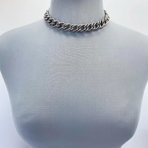 Vista 2 de Gargantilla de latón metálico en tono gris metálico con doble eslabón, collar de cadena