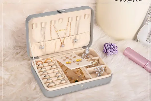 Vista 8 de LANDICI - Caja de joyería pequeña para mujeres y niñas, estuche organizador de joyería de viaje de cuero PU, soporte portátil para almacenamiento