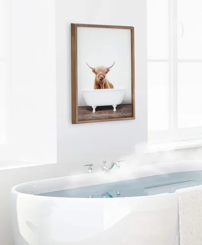 Vista 2 de Kate and Laurel Blake Highland Cow in Tub - Arte de vidrio impreso enmarcado por Amy Peterson, 18 x 24 pulgadas, oro oscuro, hermoso arte de pared