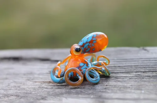 Vista 7 de Mini figura de pulpo de vidrio soplado – Criatura marina naranja y azul hecha a mano – Decoración de animales del océano costero – Escultura náutica