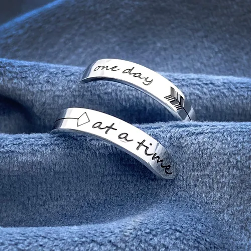 Vista 4 de Vrycot anillo ajustable de acero inoxidable para mujer, con frase inspiradora keep going y never give up, anillo modernos y apilables, regalo
