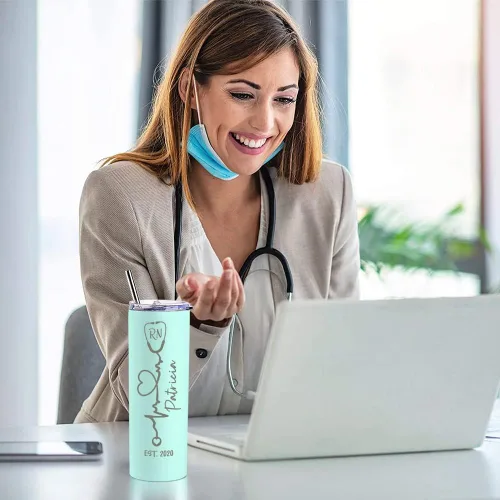 Vista 4 de Regalos de enfermera para mujeres, vaso de vino personalizado de 20 onzas con nombre, título de trabajo y fecha, regalos de enfermera, enfermeras