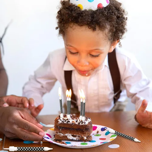 Vista 6 de 12 velas de bengala de cumpleaños con temática de autos de carreras, bandera a cuadros en blanco y negro, velas para pastel de cumpleaños