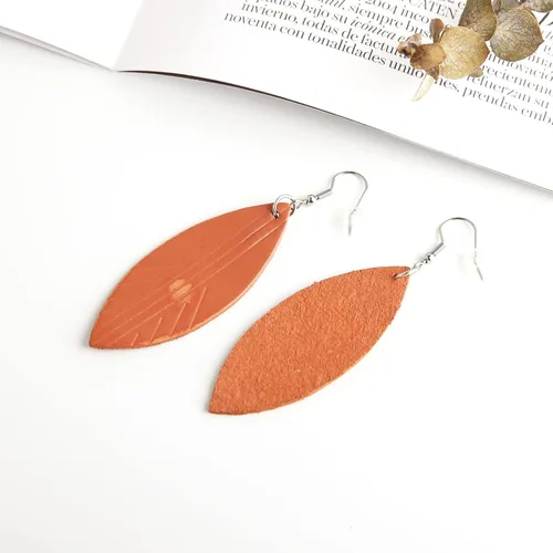 Vista 3 de Pendientes de hoja de cuero para mujer, con colgante de moda, para primavera, verano y otoño, Cuero, no conocido