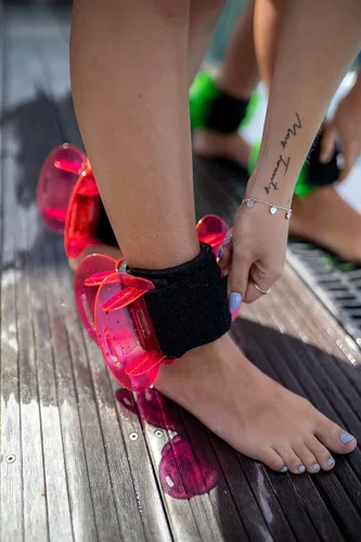 Vista 4 de Hydrorevolution - Paquete de equipo de ejercicio acuático para mujer Barra acuática Mancuerna acuática Resistencia al agua Entrenamiento a