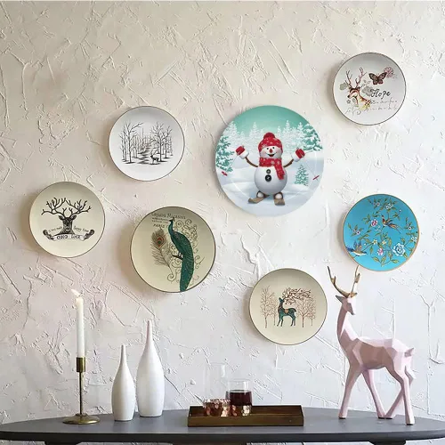 Vista 5 de Placa de exhibición de cerámica, placa decorativa colgante de cerámica navideña, montaña cubierta de nieve con abetos y esquí, sala de estar