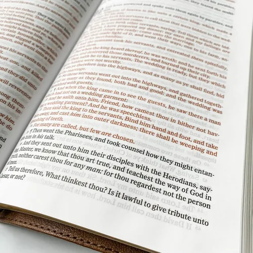 Vista 7 de Biblia KJV ilustrada a mano y grabada con láser, cuero marrón, incluye opción de agregar nombre grabado, regalo personalizado para boda, bautizo