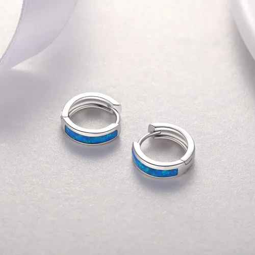 Vista 5 de Aretes de aro chapados en oro con diseño de ópalo de fuego con piedra natal, Chapado en oro, Ópalo sintético