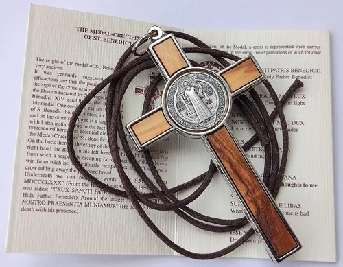 Vista 3 de Collar con colgante cristiano de cruz de crucifijo de metal de madera de olivo de San Benito, 3 pulgadas, Metal Madera, No es una piedra preciosa