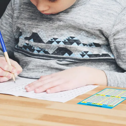 Vista 8 de Wisdompro Paquete de 40 calcomanías de multiplicación para estudiantes, tabla de mesa de tiempos pequeños para escritorio de estudiantes, primaria