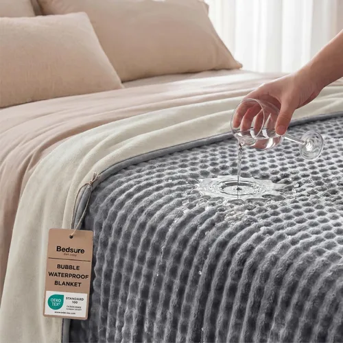 Vista 13 de Bedsure Manta impermeable con burbujas para sofá, manta reversible de forro polar suave para perros pequeños, funda de sofá impermeable, protector