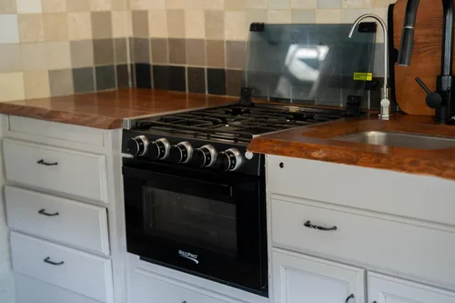 Vista 2 de Estufa RecPro RV Negra Rango de gas de 17" de alto Tres quemadores de 6500 y 8000 BTU Horno de 7100 BTU con capacidad de 1.24 pies cúbicos