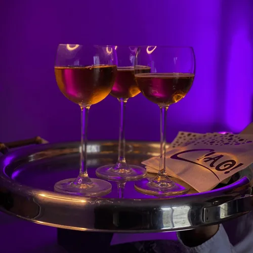 Vista 5 de Servilletas de cóctel blancas y doradas – Servilletas de bebidas de 3 capas de 5 x 5 pulgadas a granel – Diseño único para servilletas de postre