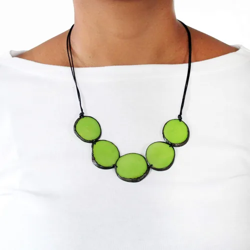 Vista 2 de Collar de tuerca de tagua en verde hecho a mano Fairtrade, ajustable por Florama Natural Jewelry