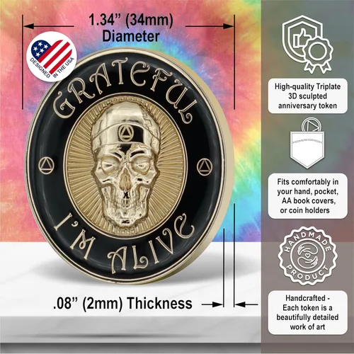 Vista 3 de The Token Shop - Moneda de sobriedad de Grateful I'm Alive, medallón de chip AA de calavera esculpida en 3D, alcohólicos anónimos de oración de Oro