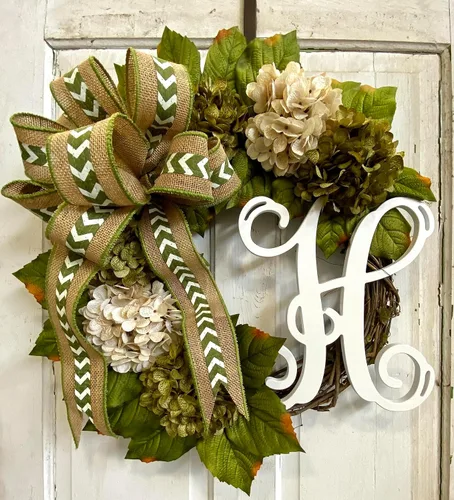Vista 5 de Hortensia - Corona de puerta delantera con monograma inicial con lazo y crema y hortensias verdes musgo sobre base de vid, hecha a mano
