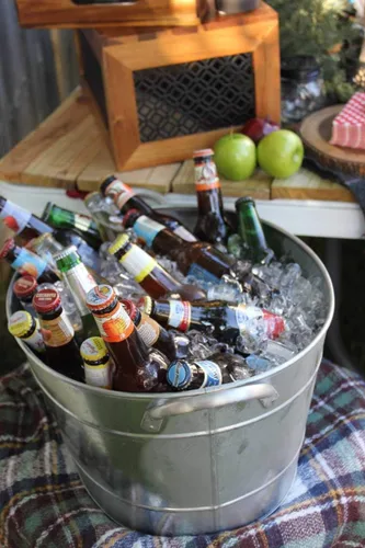 Vista 3 de TableCraft. Recipiente galvanizado para bebidas. Capacidad de 5,5 galones.
