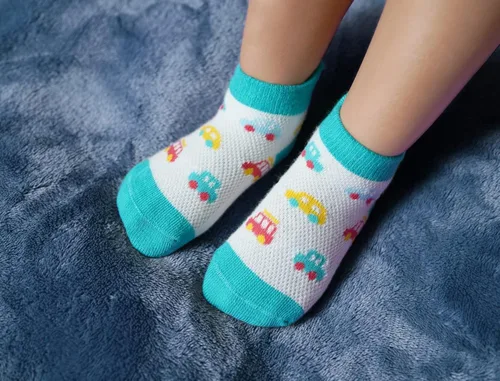 Vista 3 de RATIVE Calcetines antideslizantes con puños para bebés, niños y niñas