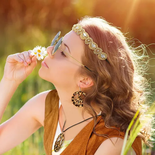 Vista 5 de Conjunto de accesorios de disfraz hippie de los años 60, 70, 80, 90, juego de accesorios de gafas de sol con borlas y flecos, chaleco sin mangas
