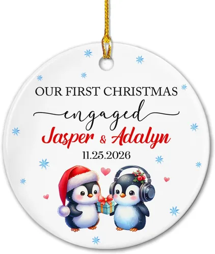 Vista 19 de Adorno de cerámica Our First Christmas Together, adorno de Navidad 2025 personalizado con nombre y fecha, renos para colgar en cerámica, regalo