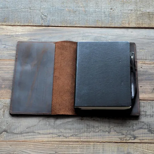 Vista 2 de Moleskine - Funda para cuaderno de piel auténtica personalizada, tapa dura clásica, grande, 5 x 8.25 pulgadas, A5, XL XXL Cahier recargable diario