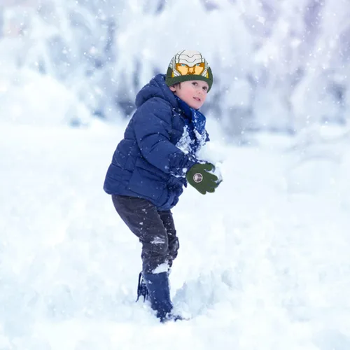 Vista 4 de Marvel Avengers - Juego de sombreros de invierno y guantes de nieve para niños y niños pequeños con lindos guantes y gorro suave, pompones esponjosos