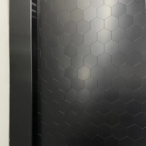 Vista 6 de Pelar y pegar azulejos negros, panel compuesto de aluminio hexagonal autoadhesivo para cocina (5 hojas)