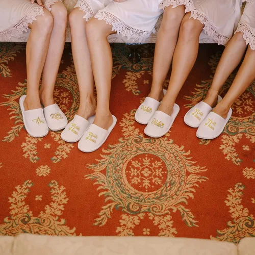 Vista 4 de Zhanmai Juego de 6 pares de pantuflas de boda para dama de honor, juego de 6 pantuflas de fiesta nupcial, sandalias de honor para novia, regalos
