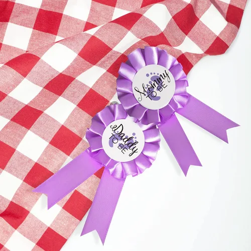 Vista 2 de CoolerthingsDG, 2 pines de placa de hojalata para mamá y papá, 2 pines de botón de revelación de género morado para baby shower, fiesta