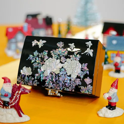 Vista 9 de Joyero de nácar Recuerdo lacado negro con diseño floral y de mariposa, interior y espejo de terciopelo rojo Regalo romántico del día de San