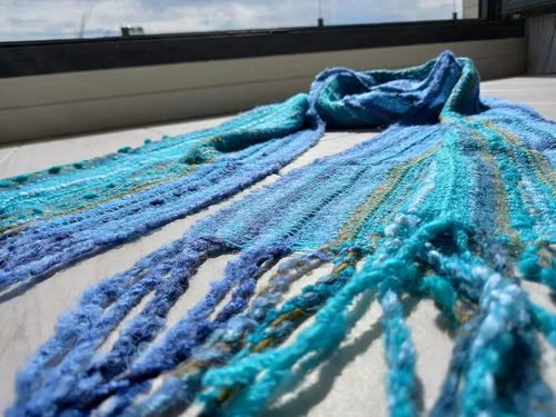 Vista 4 de Bufanda hecha a mano de alpaca del bebé para las mujeres. accesorio exclusivo y de moda