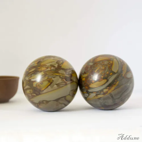 Vista 4 de Bolas de mano de piedra de mármol cian nuwa con patrón tradicional de bambú, bolas de masaje saludable chino para masaje, para relajar los dedos