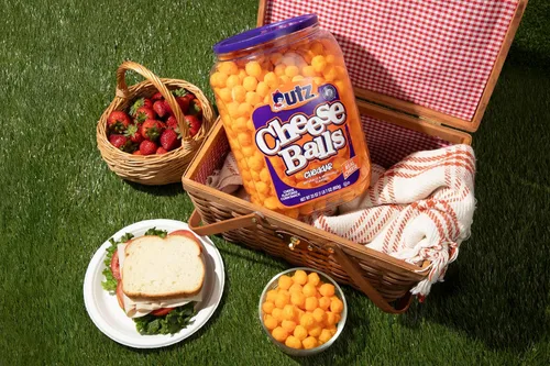 Vista 4 de Utz Barril de Bolas de Queso, Sabroso Aperitivo Horneado con Queso Cheddar Real, Deliciosamente Crujiente Aperitivo de Fiesta, Sin Gluten