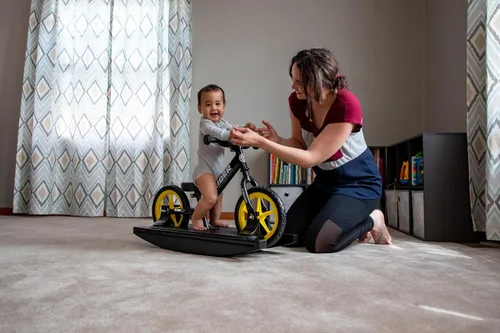 Vista 5 de Strider Bicicleta Pro de 12" (Perla Negra) + Base Mecedora - Ayuda a Enseñar al Bebé Cómo Montar una Bicicleta de Equilibrio - para Niños de 6 Meses