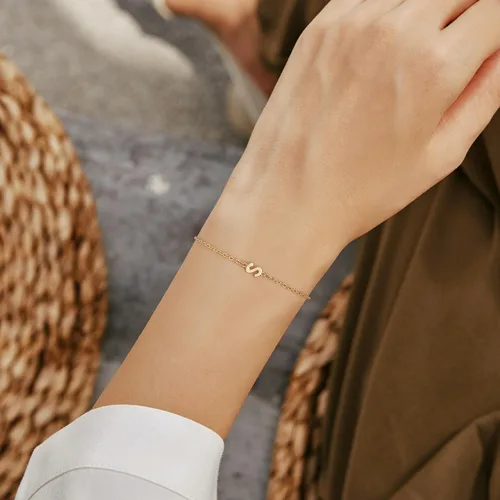Vista 4 de Turandoss - Pulseras de oro con iniciales para mujeres y niñas - Joyería ideal para regalo - Pulsera chapada en plata u oro de 18 k con letras