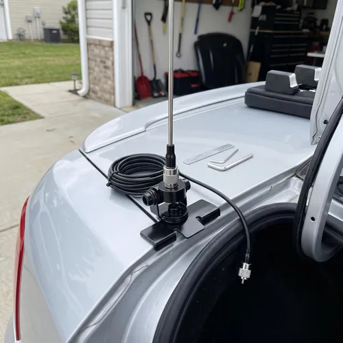 Vista 4 de Soporte de montaje de antena de jamón de coche para radio móvil, soporte de maletero para tapa de tronco/Hatchback/Montaje de puerta para FT-1802M