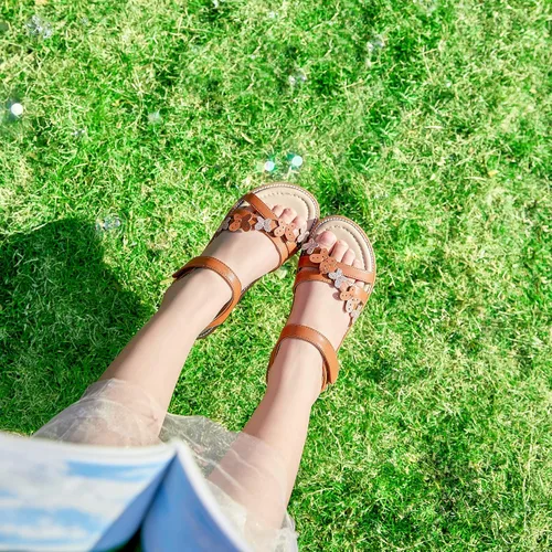 Vista 2 de Felix & Flora Sandalias para niña pequeña - Zapatos de vestir para niña de flores, puntera abierta, zapatos planos de verano para niños pequeños