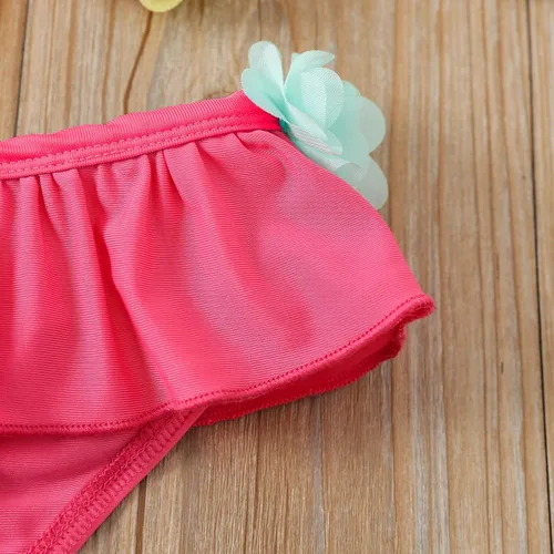 Vista 3 de Yccutest Traje de baño de flores para bebé, 3 piezas, parte superior triangular, parte inferior con volantes, sombrero para el sol, conjunto