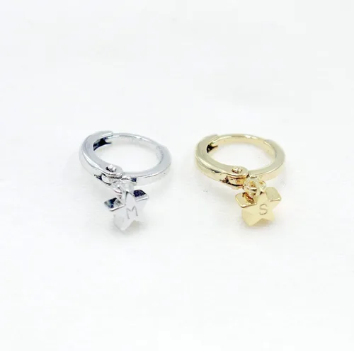Vista 7 de Petite Boutique Aretes con iniciales de estrella pequeña, chapados en oro de 16 quilates, regalo personalizado, delicado estampado a mano, delicados