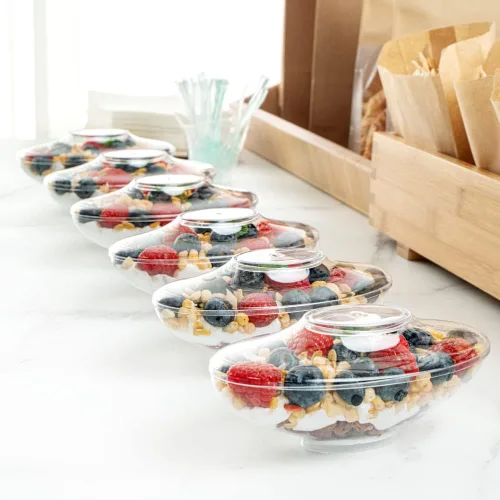 Vista 13 de Restaurantware Vasos de delicatessen de 5.5 onzas, 100 vasos ovalados de plástico para frutas, con tapas, vasos desechables de plástico transparente
