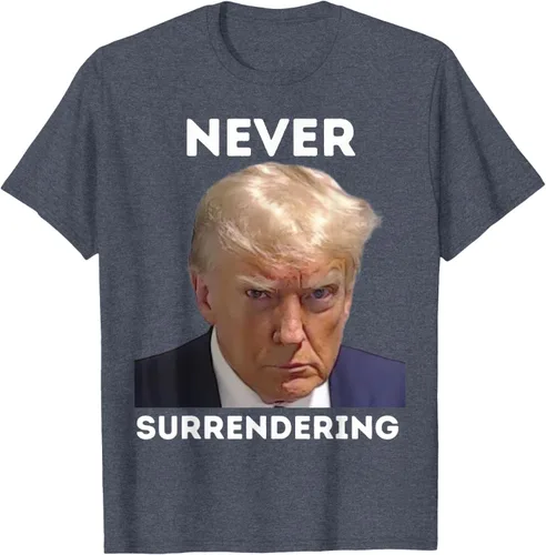 Vista 53 de Triumph Never Surrendering - Camiseta Trump Mug Shot, Negro