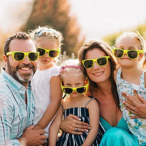 Vista 6 de SUNOVELTIES Paquete de 12 lentes de sol de colores neón clásicos retro para fiestas, unisex para adultos