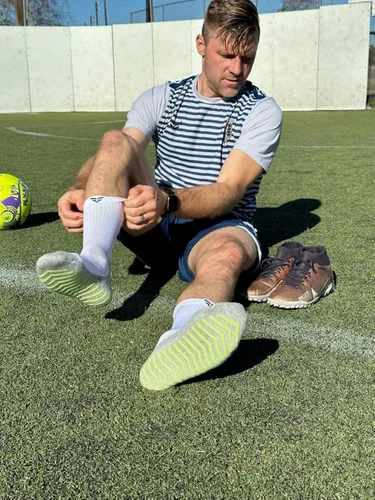 Vista 6 de FLITE SPORTS Calcetines antideslizantes para fútbol, fútbol sala, LAX, Pickleball, calcetines de neón para hombres y mujeres