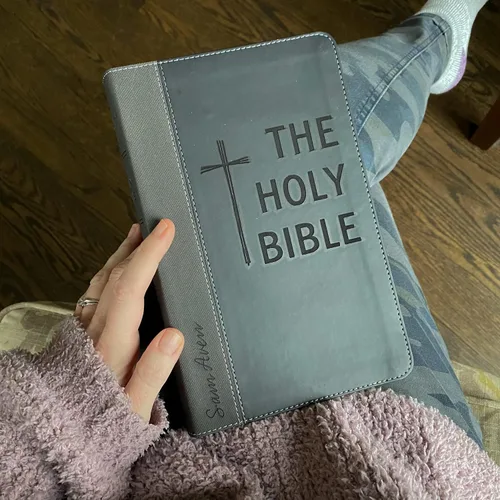 Vista 2 de Biblia de Leathersoft NIV con letras a mano y grabadas con láser, grabado personalizado con nombre disponible, regalo personalizado para bodas