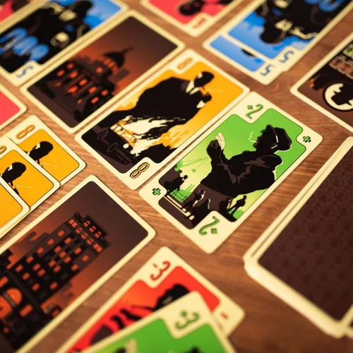 Vista 6 de Juego de cartas District Noir: controla el inframundo criminal en una batalla estratégica, divertido juego familiar para niños y adultos, a partir