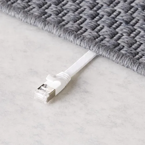 Vista 4 de Amazon Basics Cable de conexión Ethernet RJ45 Cat 7, plano, 600 MHz, sin enganches, incluye 15 clavos, 30 pies, color blanco