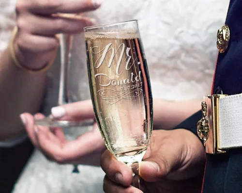 Vista 7 de Infinity Mr Mrs - Juego de 2 copas de boda de champán grabadas personalizadas para parejas, regalo de despedida de soltera para novias